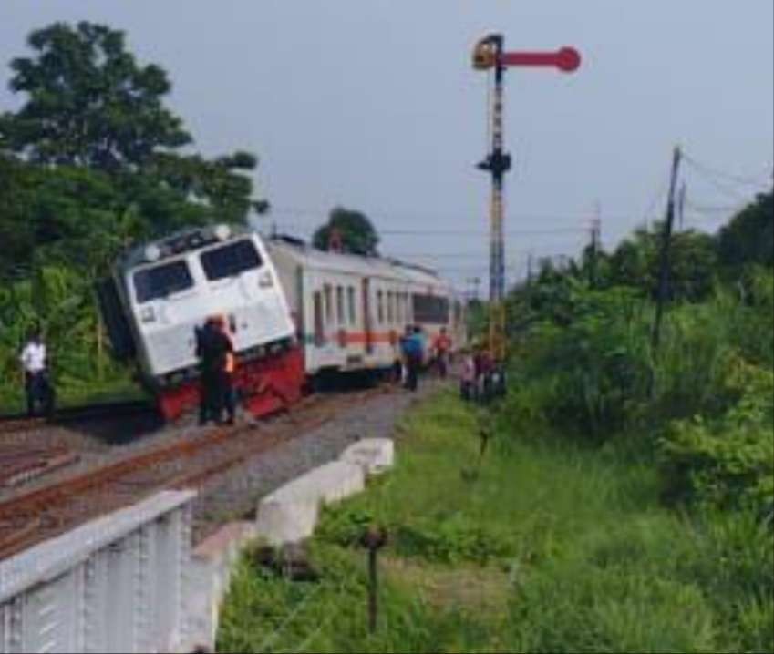 Lokomotif KA Pandalungan anjlok di Stasiun Tanggulangin, Sidoarjo, Jawa Timur, Minggu 14 Januari 2024. (Foto: X)