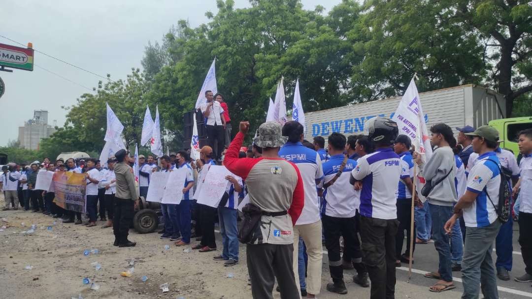 Ratusan buruh menggelar aksi unjuk rasa di depan kantor perusahaan PT. Delta Indratama Orion (DIO) (Foto: Khoirul Huda/Ngopibareng.id)