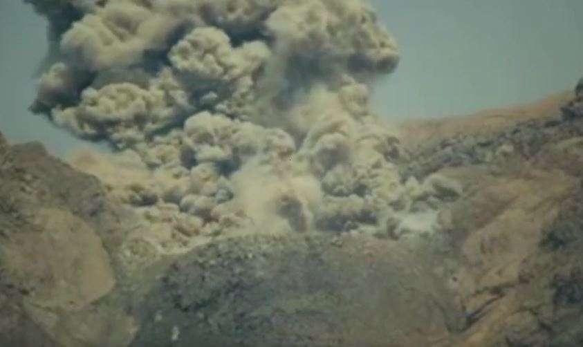 Gunung Semeru, Lumajang, Jawa Timur, kembali teramati mengalami letusan dan mengembuskan kolom abu vulkanik setinggi 1.000 meter. (Foto: Tangkapan Video Youtube)