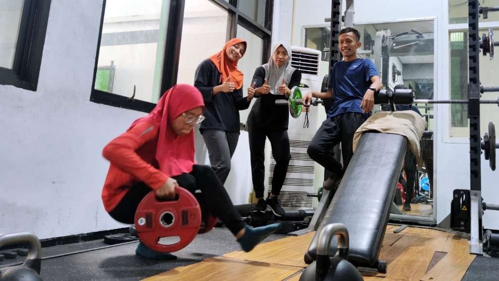 Atlet Renang Jatim, Dea Salsabila (kiri) saat mengikuti tes fisik di Gedung KONI Jatim, Surabaya, Senin 15 Januari 2024. (Foto: Fariz Yarbo/Ngopibareng.id)