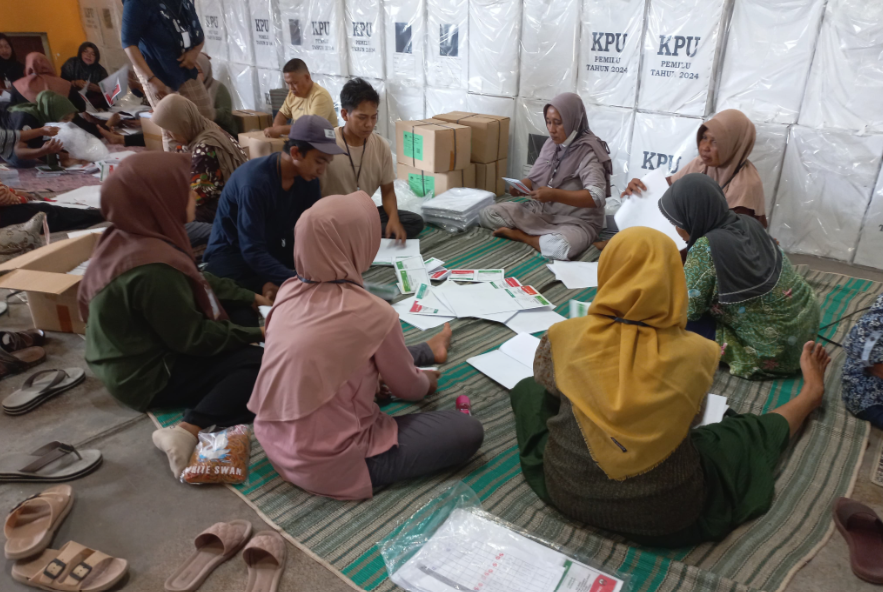 KPU Lumajang mulai menyortir dan lipat surat suara di Gudang Bulog, Sumbersuko, Lumajang. Logistik pemilu disiapkan dengan cermat. (Foto: Kominfo Lumajang)