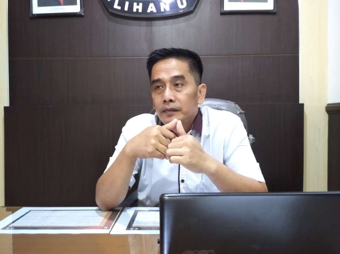 Ketua KPU Kota Surabaya, Nur Syamsi, saat ditemui di ruangannya pada Senin 15 Januari 2024. (Foto: Julianus Palermo/Ngopibareng.id)