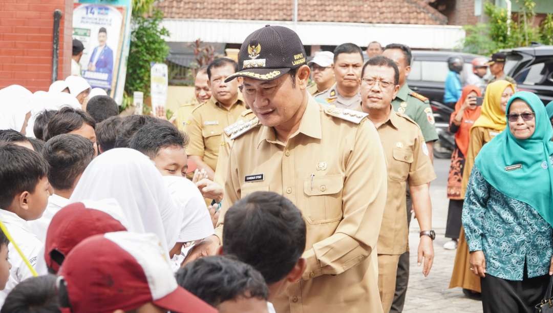 Bupati Lamongan Yuhronur Efendi saat mendatangi pelaksanaan Sub PIN Polio di Kecamatan Tikung (Foto: Istimewa)