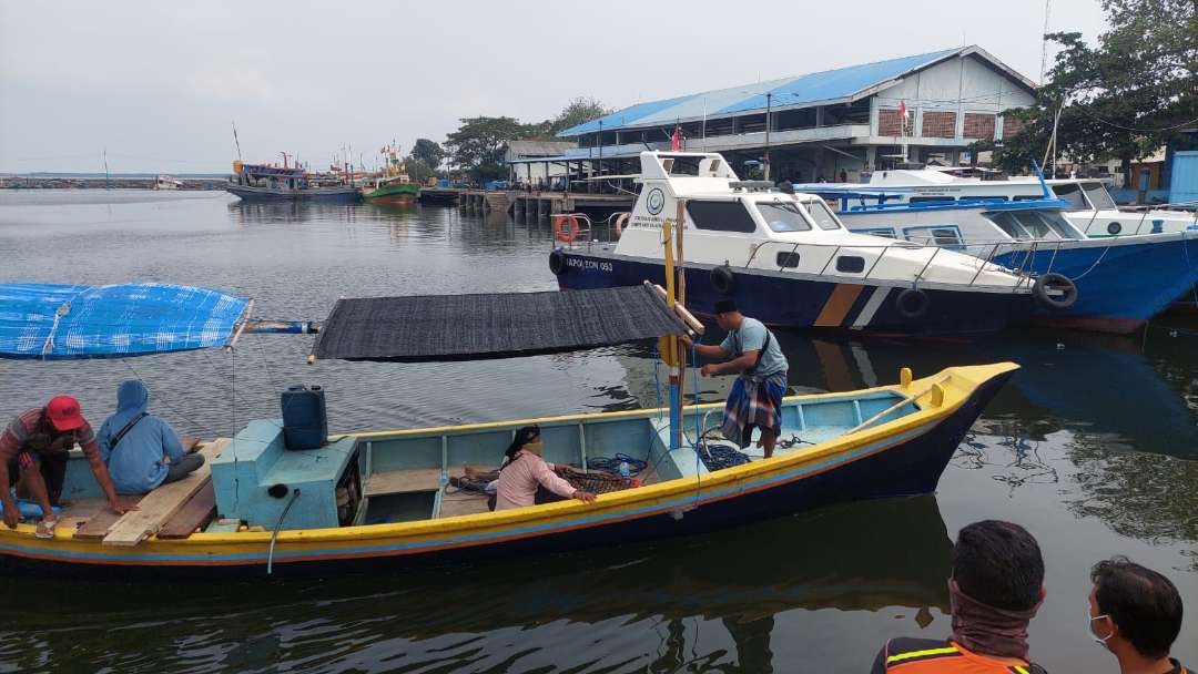 Jenazah Joko Hermanto, nelayan yang hilang di perairan Giliketapang tiba di Pelabuhan Perikanan Pantai (PPP) Mayangan, Kota Probolinggo. (Foto: Ikhsan Mahmudi/Ngopibareng.