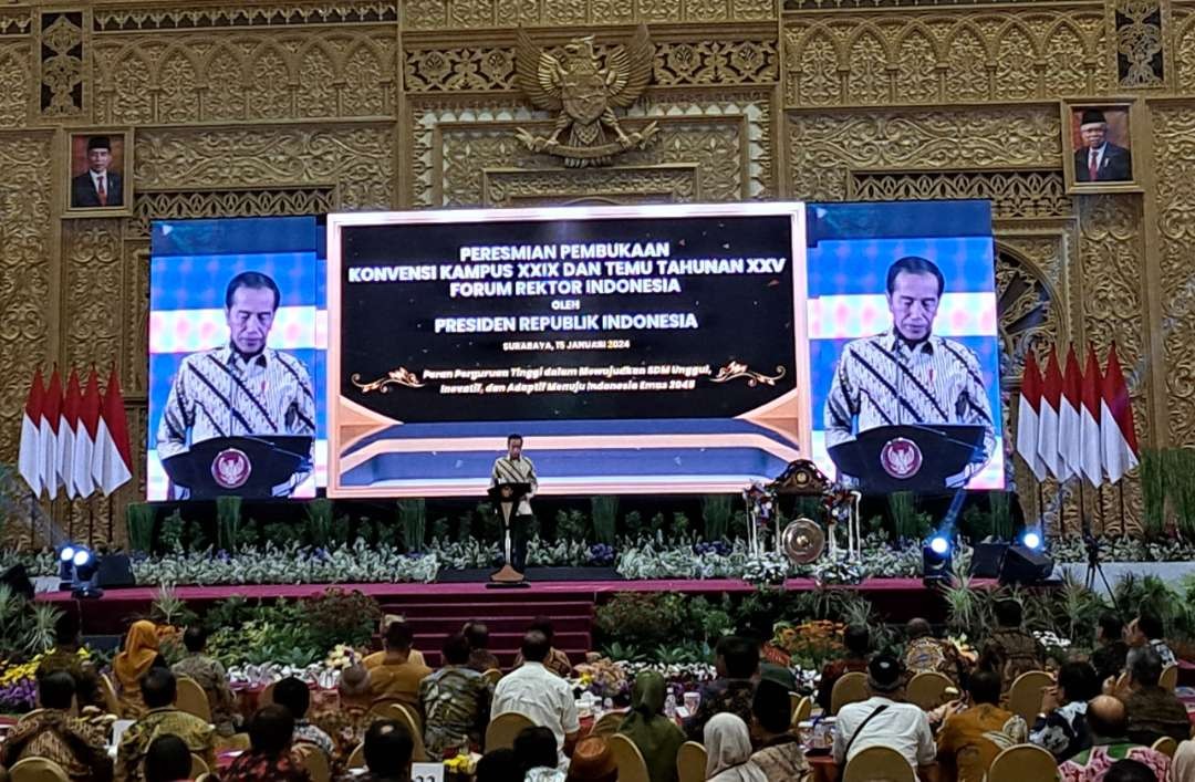 Presiden Jokowi saat pembukaan Konvensi XXIX dan Temu Tahunan XXV Forum Rektor Indonesia di Graha Unesa, Senin 15 Januari 2024. (Foto: Pita Sari/Ngopibareng.id)