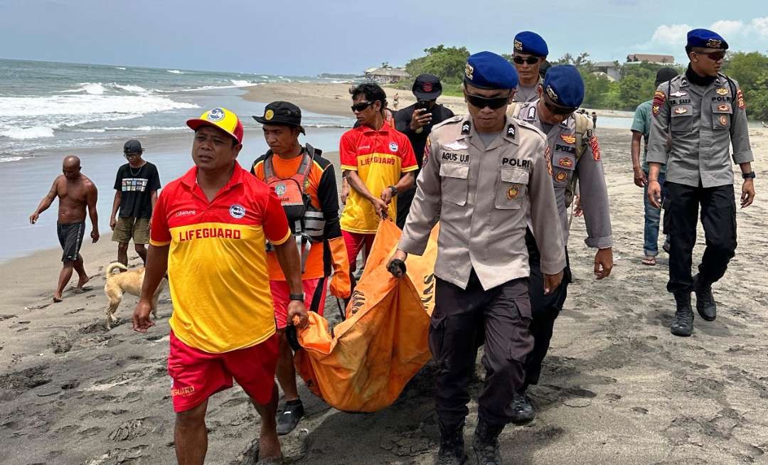 Tim SAR gabungan mengevakuasi mayat remaja yang tenggelam di Pantai Berawa Canggu Bali, Senin 15 Januari 2024. (Foto: Basarnas Bali)