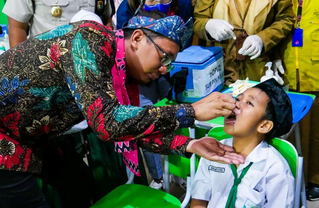 Bupati Sidoarjo saat berikan vaksin polio (Foto: Aini/Ngopibareng.id)