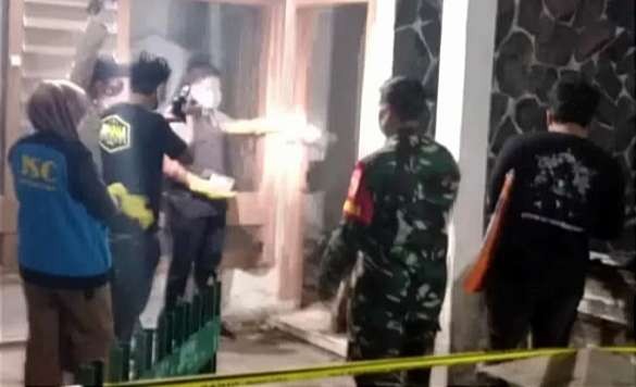 Polisi bersama anggota TNI dan Kelurahan Blindungan mengevakuasi mayat pria tanpa identitas di rumah kosong di Bondowoso, Jawa Timur. (Foto: Dokumen Kelurahan Blindungan Bondowoso)