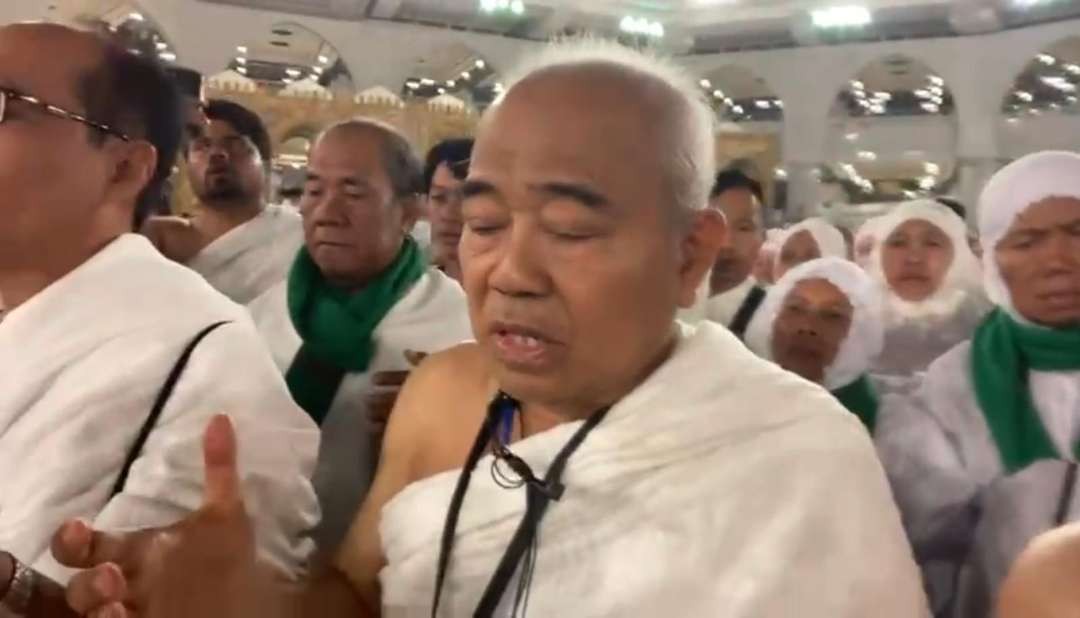 Kiai Asep saat melantunkan doa di Makkah untuk Paslon 02. (Foto: Tangkapan Layar)