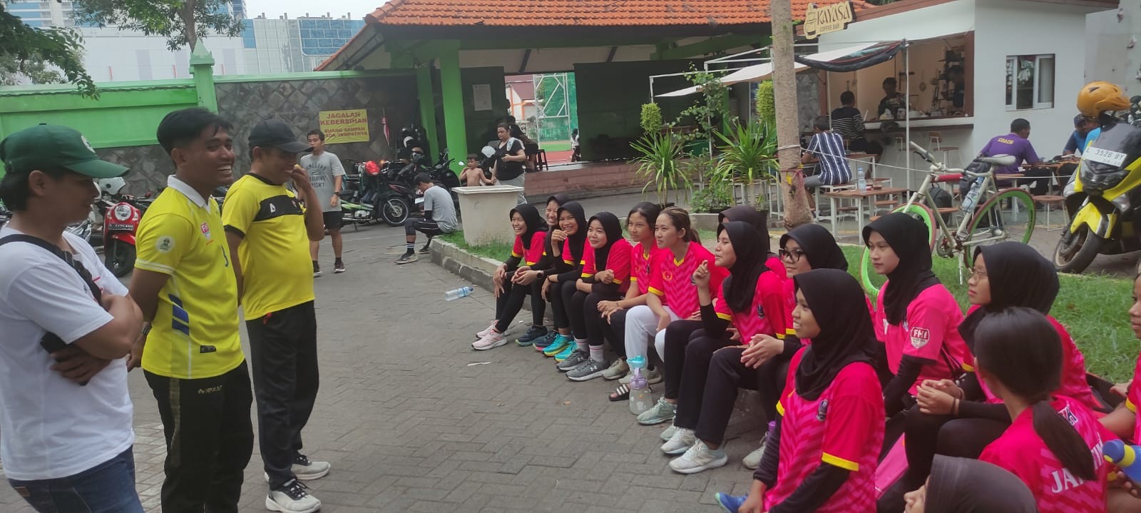 Atlet hoki Jatim sempat dilarang berlatih di Lapangan Jatim Seger, mereka pun harus jogging di tepi jalan raya sekitar Perumahan Dharmahusada Surabaya, Selasa 16 Januari 2024. (Foto: Istimewa)