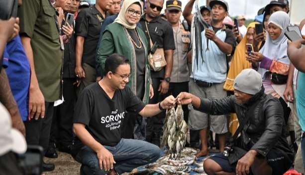 Calon presiden nomor urut 01 Anies Baswedan bersama nelayan Sorong Papua, berjanji akan memperbaiki taraf hodup nalayan ( foto; istimewa)