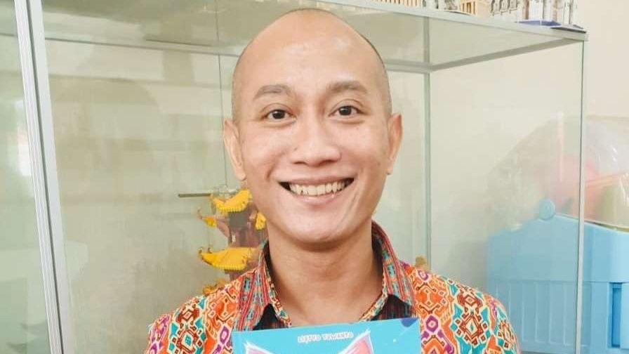 Dosen Fakultas Psikologi Universitas Surabaya (Ubaya), Dr. Listyo Yuwanto menunjukan jurnal pribadi yang berbentuk buku cerita. (Foto: Dok Ubaya)