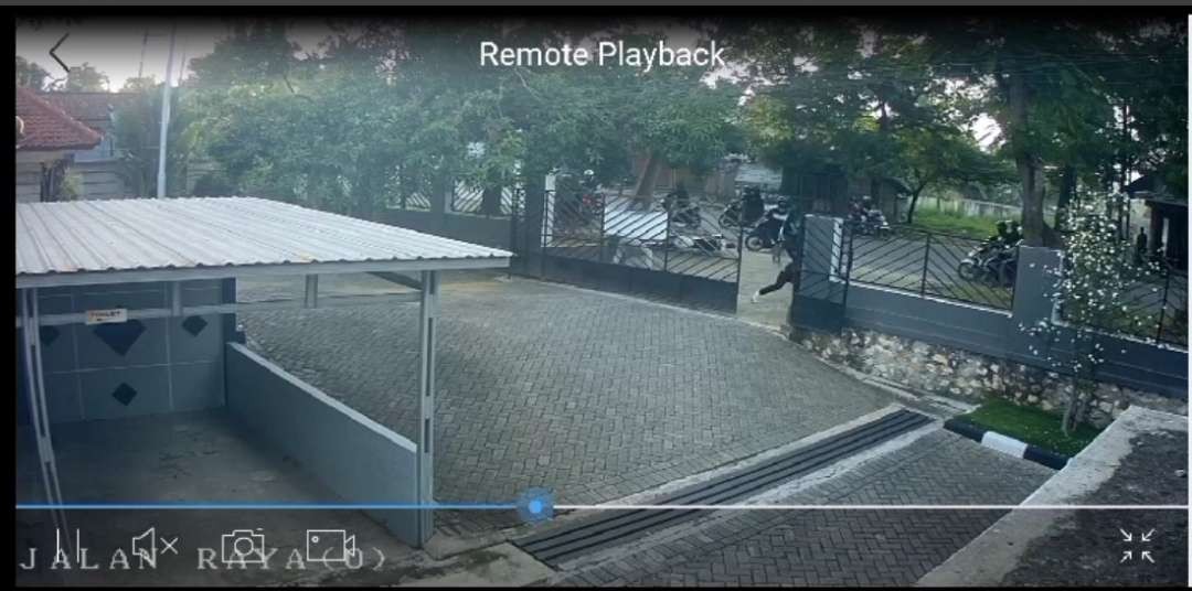 Sebuah video CCTV memperlihatkan aksi pengeroyokan terhadap remaja beredar di media sosial. (Foto: Istimewa)