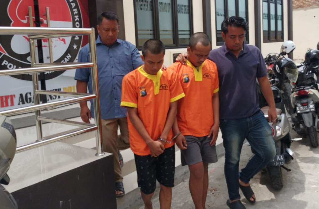 Dua tersangka pengedar il koplo saat di Mapolres Lamongan (Foto : Istimewa)