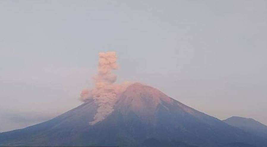 Gunung Semeru erupsi, Selasa 16 Januari 2024. (Foto: X PVMBG)