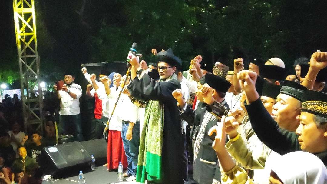 Jemaah Mafia Sholawat di Kediri dapat pesan dari capres Ganjar Pranowo ciptakan Pemilu Damai. (Foto: Fendi Lesmana/Ngopibareng.id)