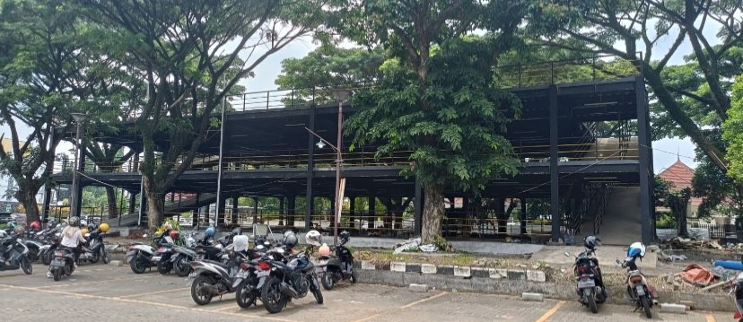 Kantong parkir vertikal di kompleks Stadion Gajayana, Kota Malang. (Foto: Lalu Theo/Ngopibareng.id)