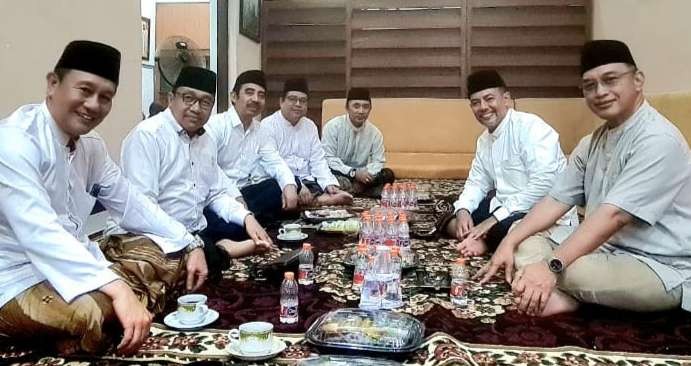 KH Dr Muhammad Haris Damanhuri, Pesantren Zainul Hasan Genggong Probolinggo, bersama Gus Unik Rejoso, dan tamu lainnya. (Foto:dok/ngopibareng.id)