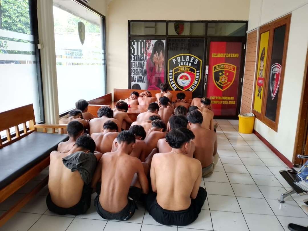 Satreskrim Polres Tuban mengamankan puluhan remaja diduga anggota gangster. (Foto: Khoirul Huda/Ngopibareng.id)