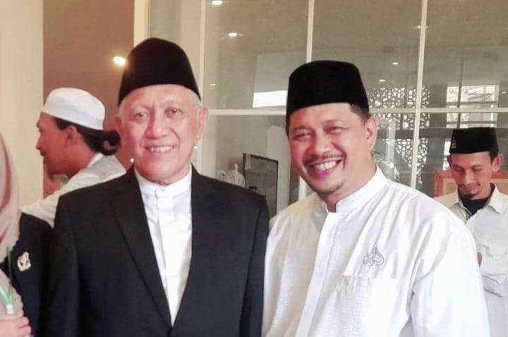 KH Abdul Hakim Mahfudz, Pengasuh Pondok Pesantren Tebuireng Jombang, Pj Ketua PWNU Jatim, bersama Ust. Muh Taufik Mukti. (Foto:adi/ngopibareng.id)
