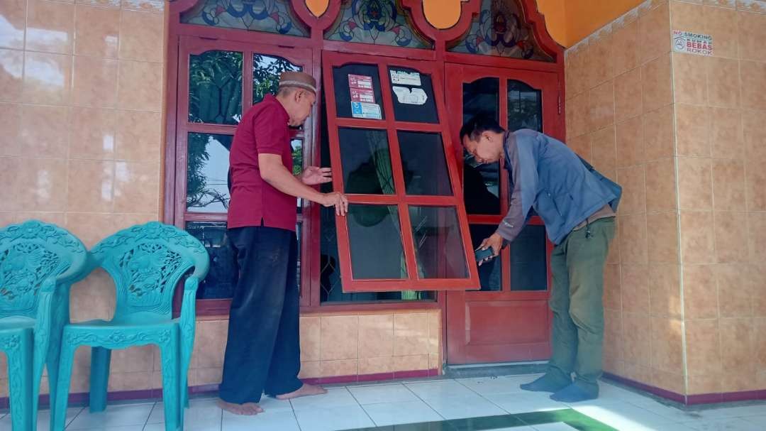 Hatta Al Fatah, 65 tahun, warga Desa Dungun, Kecamatan Tongas, Kabupaten Probolinggo menunjukkan jendela rumahnya yang dicongkel pencuri. (Foto: Ikhsan Mahmudi/Ngopibareng.id)