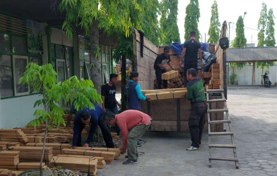 Barang bukti penangkapan truk pengangkut kayu illegal. (Foto: Dok KPH Randublatung)