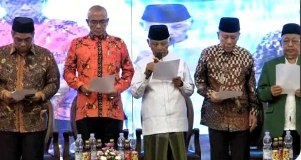 Ketua Umum MUI KH Anwar Iskandar (tengah) membacakan deklarasi Pemilu damai. (Foto: MUI)