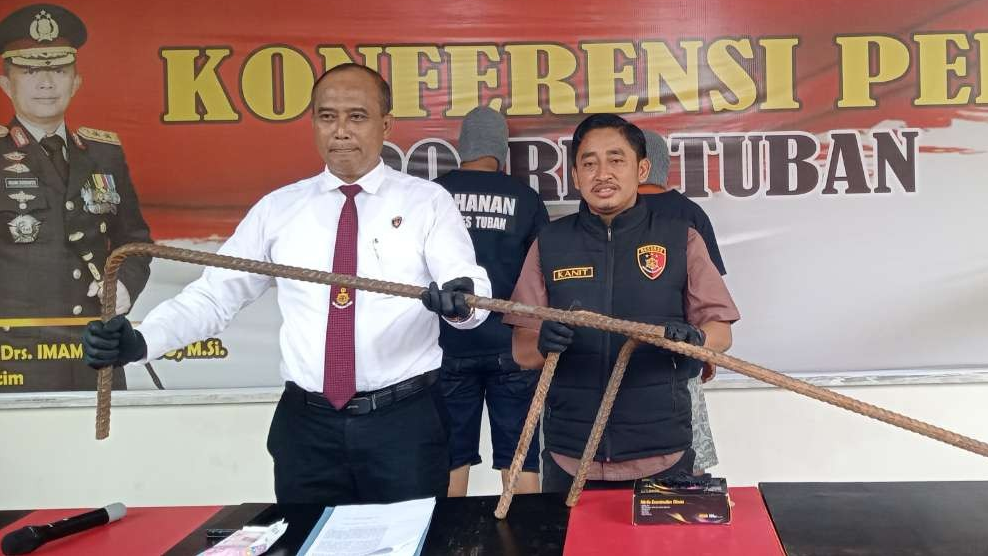 Konferensi pers penangkapan dua pelaku pencurian besi di area PT. Solusi Bangun Indonesia (SBI) (Foto: Khoirul Huda/Ngopibareng.id)