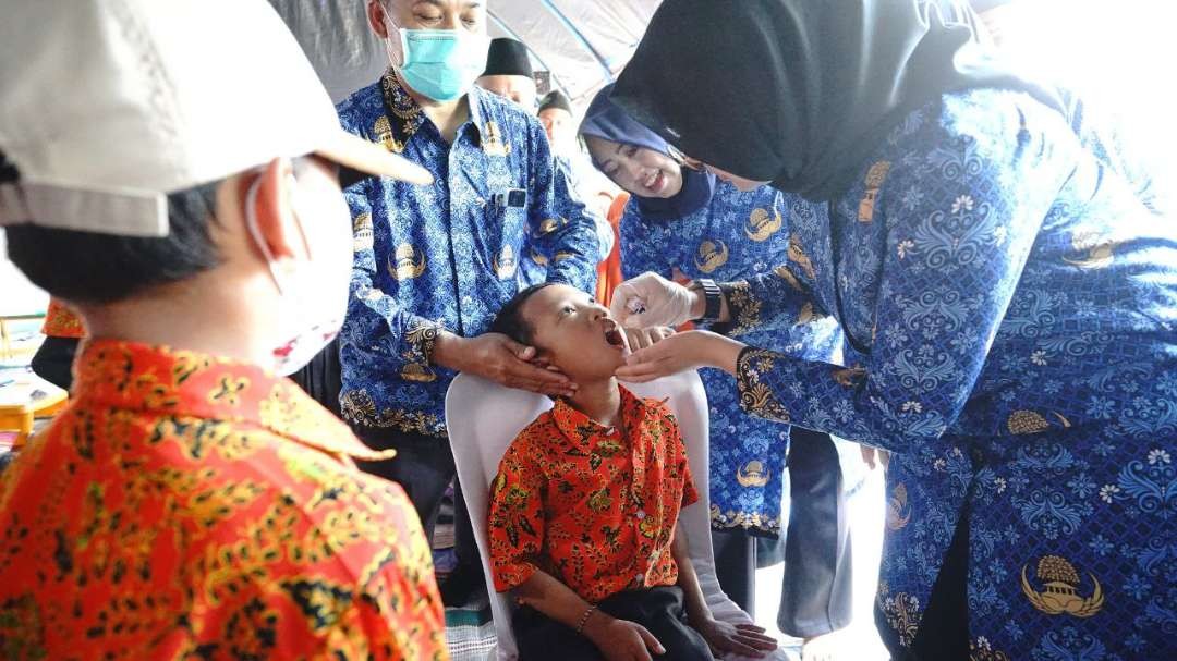 Salah satu murid SD Dasri menerima vaksinasi Polio. (Foto: Humas Pemkab Banyuwangi)