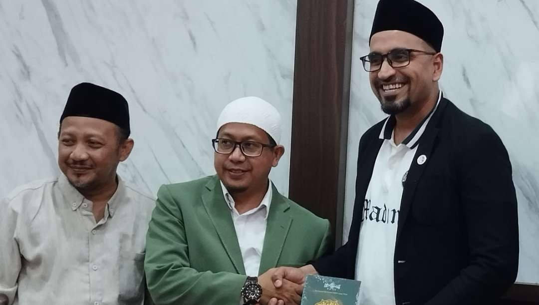 Ust. Faris Khoirul Anam (tengah) bersama Ust Siraj Salman dari Jamaah Islamiyah Singapura dan Ust Hakim Jayli. (Foto:adi/ngopibareng.id)