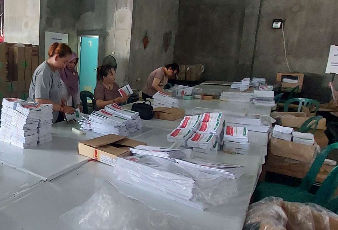 Sejumlah pekerja sedang melipat dan menyortir surat suara di gudang KPU Kota Probolinggo. (Foto: Ikhsan Mahmudi/Ngopibareng.id)