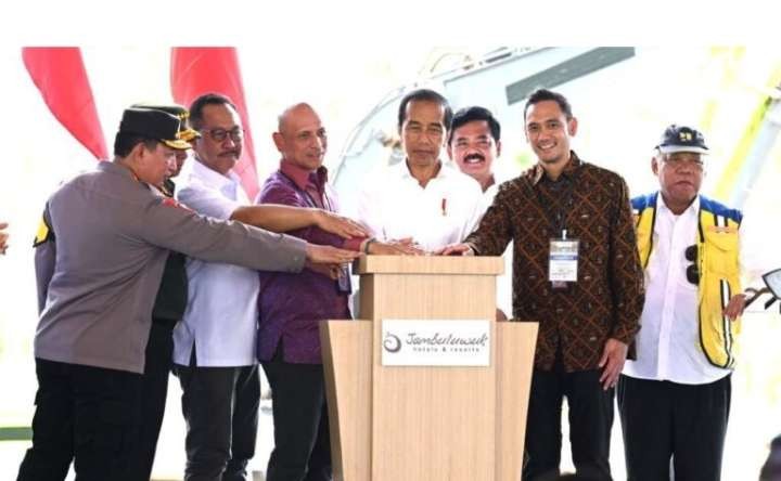 Presiden Jokowi melakukan groundbreaking pembangunan Jambuluwuk Nusantara Hotel di kawasan Ibu Kota Nusantara (IKN), Kabupaten Penajam Paser Utara, Provinsi Kalimantan Timur. (Foto: Setpres)