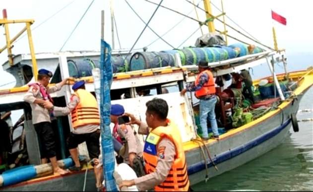Anggota Satpolairud Situbondo mengamankan perahu motor penangkap ikan asal Probolinggo di perairan Kecamatan Suboh Situbondo, Jawa Timur. (Foto: Satpolairud Polres Situbondo)