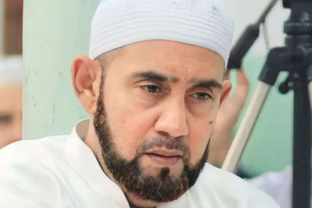 Habib Syech bin Abdul Qodir Assegaf dari Solo, menggaungkan Shalawat untuk berdakwah. (Foto: adi/ngopibareng.id)