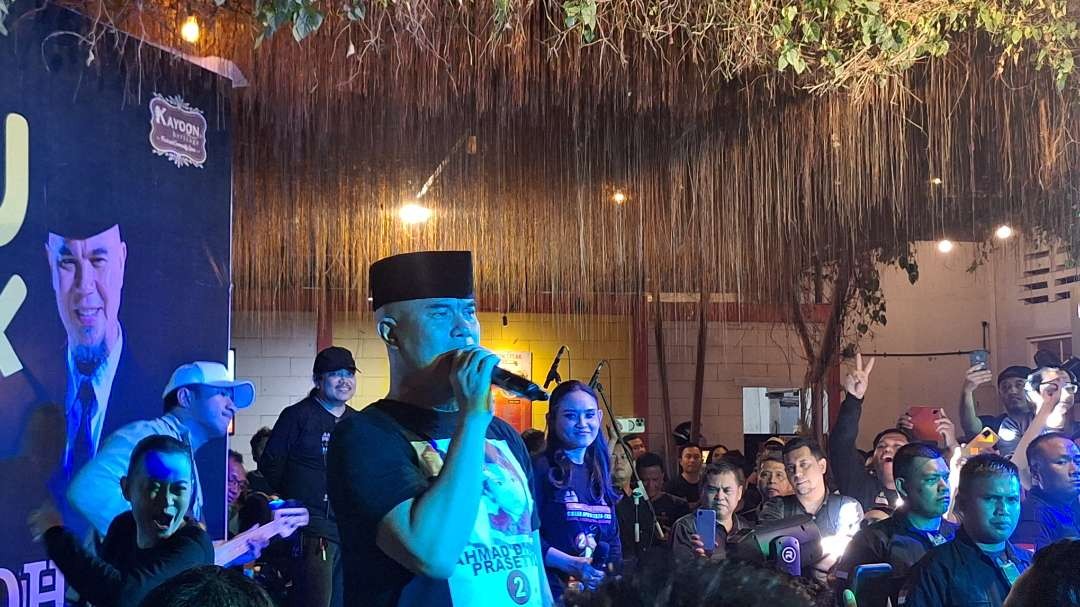 Potret pentolan grup musik Dewa 19 dan Caleg DPR-RI Dapil I Jatim, Ahmad Dhani Prasetyo, saat acara pertemuan terbuka dengan para relawan dan penggemarnya di Kayoon Heritage, pada Rabu 17 Januaru 2024.