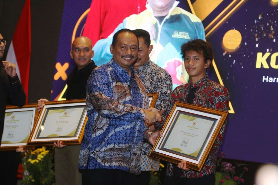 Ketua KONI Jatim M. Nabil saat memberikan penghargaan kepada atlet putra terbaik dari cabor panjat tebing, Rahmat Adi Mulyono di KONI Jatim Award 2023. (Foto: KONI Jatim)