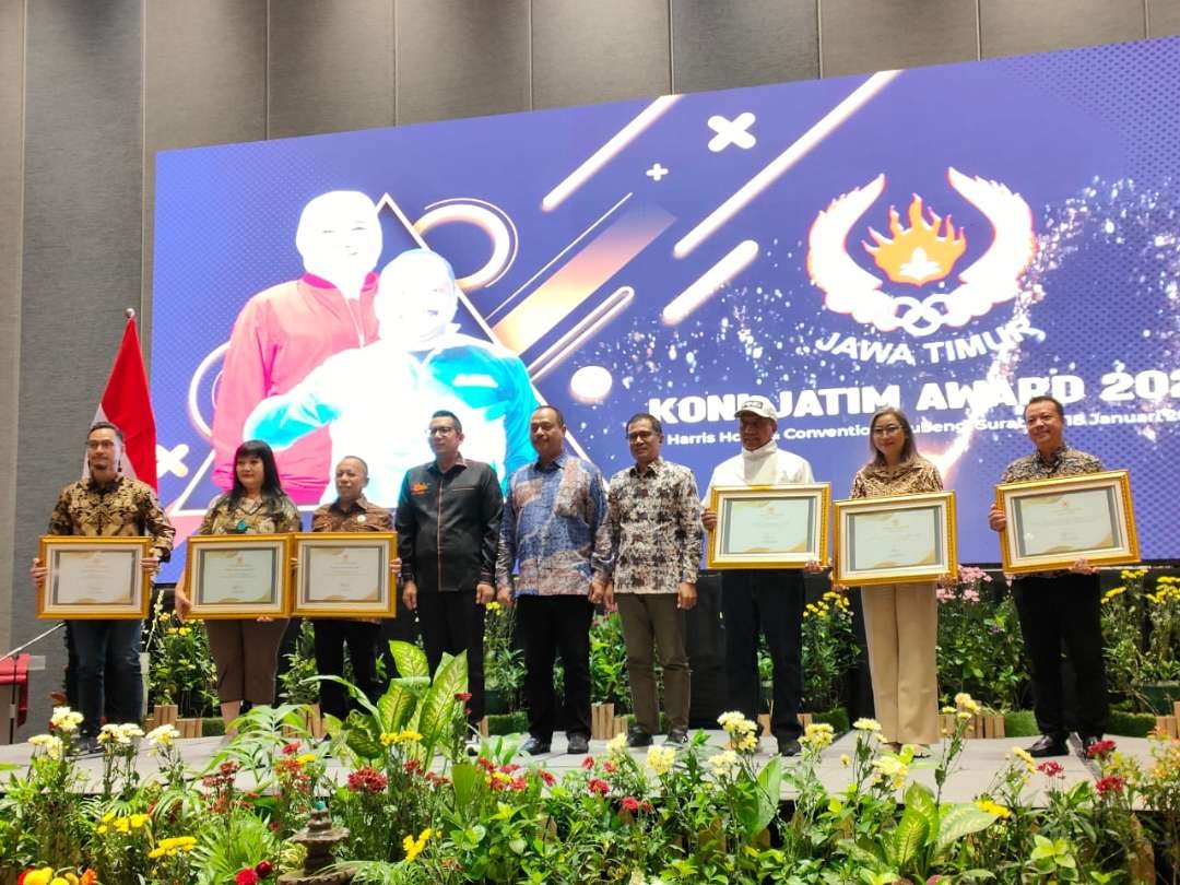 Wakil Rektor (warek) III Universitas Surabaya (Ubaya) Dr. apt. Christina Avanti, mendapat penghargaan dengan kategori 'Tokoh Peduli Olahraga' dari Koni Award 2023. (Foto: Dok Ubaya)