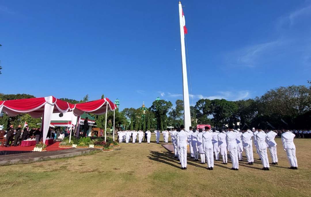 ASN di lingkungan Pemkot Probolinggo sedang mengikuti upacara bendera di alun-alun. (Foto: Ikhsan Mahmudi/Ngopibareng.id)
