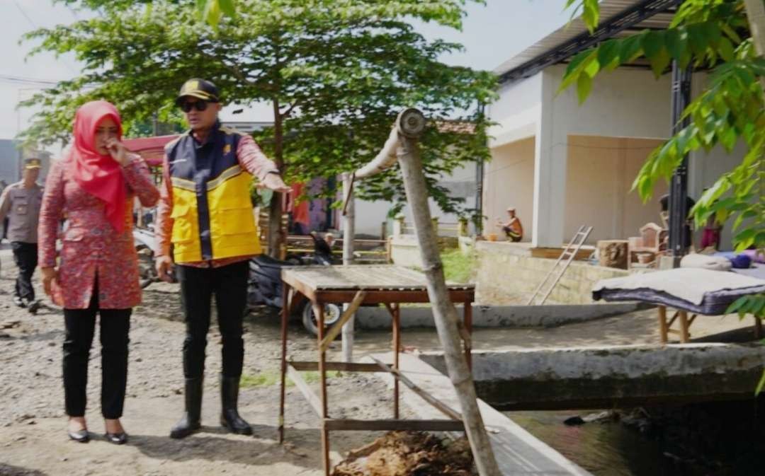 Bupati Mojokerto cek saluran air penyebab banjir. (Foto Istimewa)