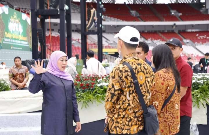 Ketua Umum PP Muslimat NU, Khofifah Indar Parawansa meninjau persiapan pelaksanaan Harlah Muslimat di GBK Jakarta. (Foto: Dokumentasi panitia)
