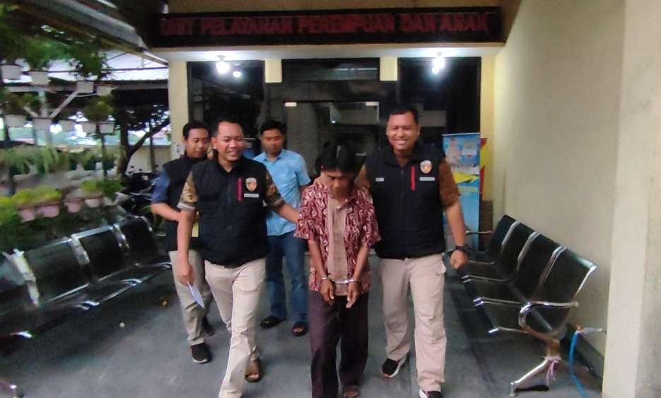 Pelaku diamankan ke Unit PPA Satreskrim Polres Mojokerto.(Foto Deni Lukmantara/Ngopibareng)