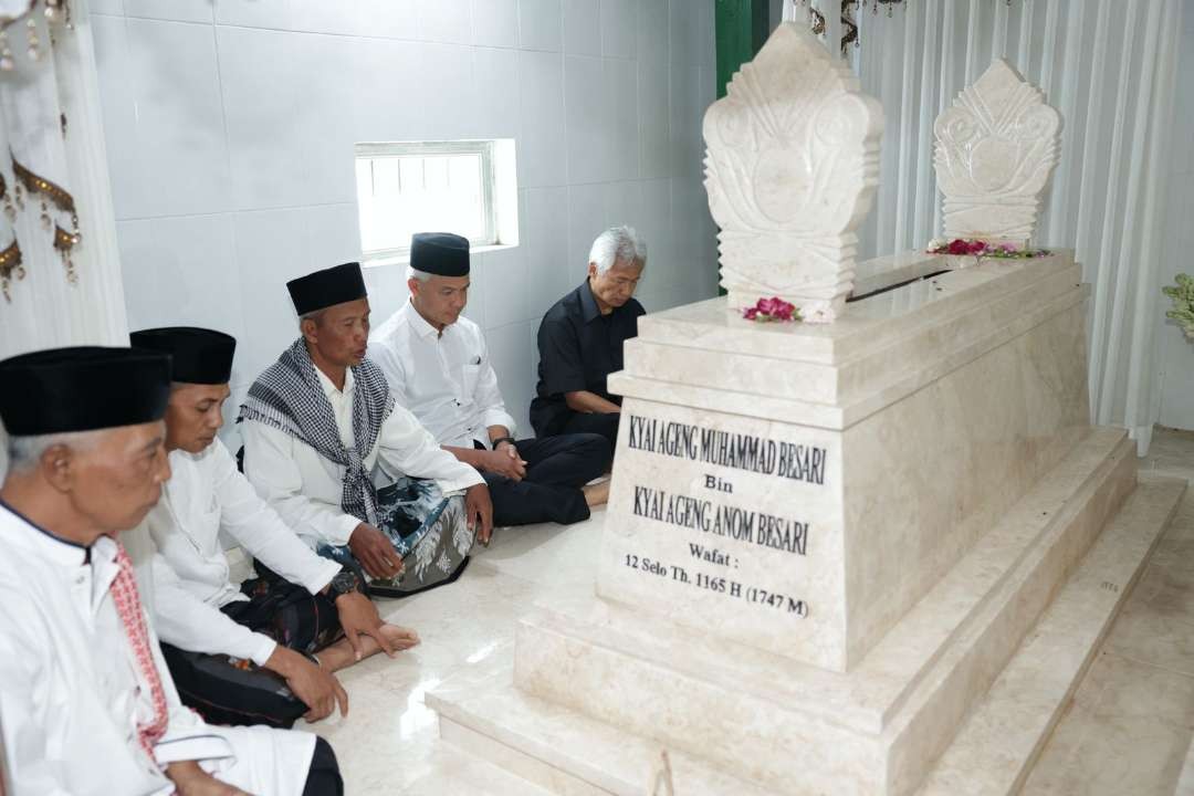 Ganjar Pranowo, capres nomor urut tiga, doa bersama keluarga keturunan Kiai Ageng Muhammad Besari. (Foto: Istimewa)