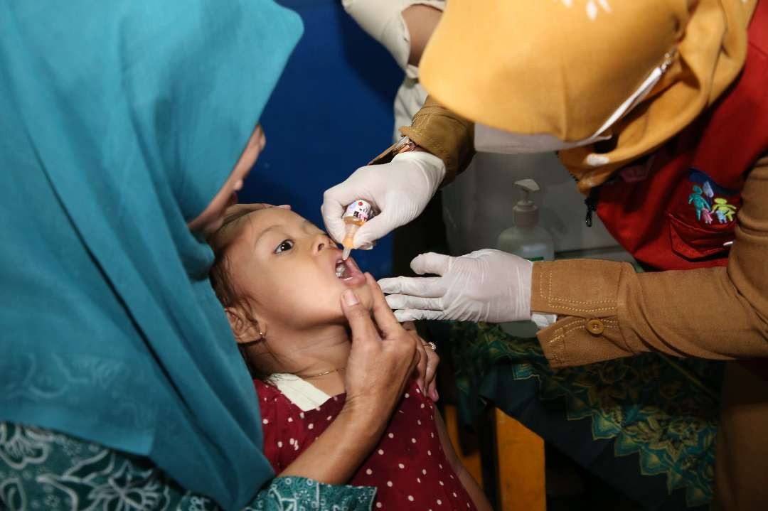 Imunisasi polio dalam rangka SUB PIN Polio sebagai langkah pencegahan Pemkot Surabaya. (Foto: Humas Pemkot Surabaya)