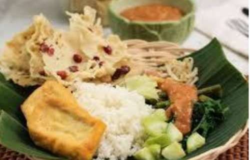 Nasi pecel kuliner khas Jawa Timur lengkap dengan, peyek kacang dan tempe goreng  disukai banyak orang (Foto: Asmanu Sudarso/ngopibareng.id)