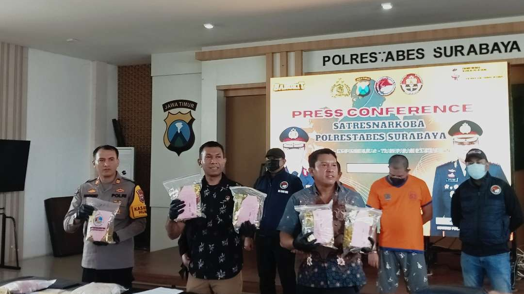 Polrestabes Surabaya berhasil mengamankan pengedar narkoba jaringan Jawa-Bali. (Foto: Julianus Palermo/Ngopibareng.id)