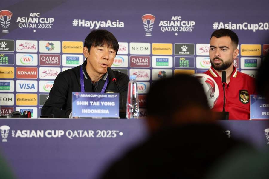 Pelatih Shin Tae-yong dan Jordi Amat dalam sesi konferensi pers pra pertandingan melawan Vietnam. (Foto: PSSI)