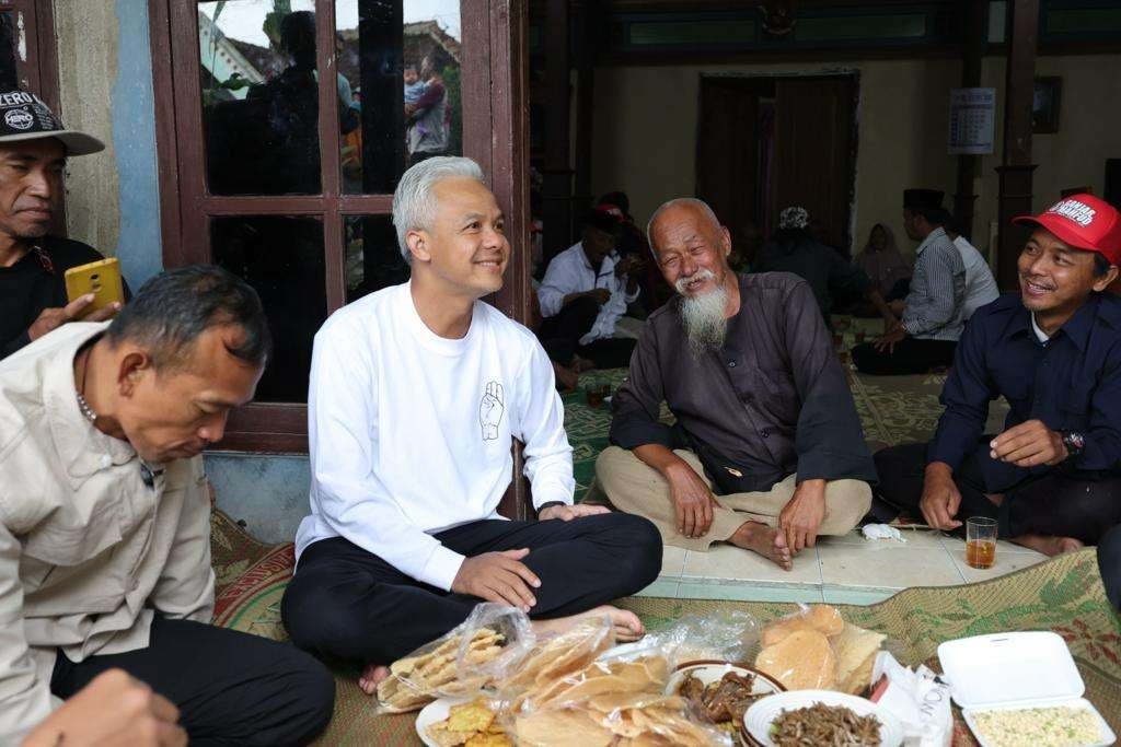 Capres 2024 Ganjar Pranowo sarapan pecel, tiwul dan bothok saat menginap di Lereng Lawu. (Foto: Tim Media Ganjar)