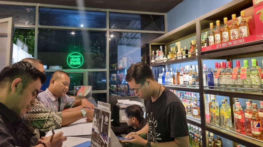 Sidak izin penjualan minuman beralkohol di tiga ruko di Surabaya barat, puluhan botol minuman disita. (Foto: Pita Sari/Ngopibareng.id)