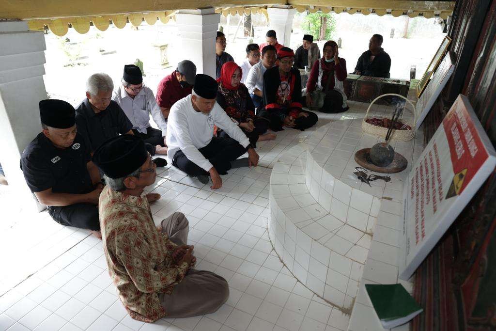Ganjar Pranowo, capres nomor urut 3, ziarah makam pendiri Kabupaten Ponorogo, Jawa Timur, Jumat 19 Januari 2024. (Foto: Istimewa)