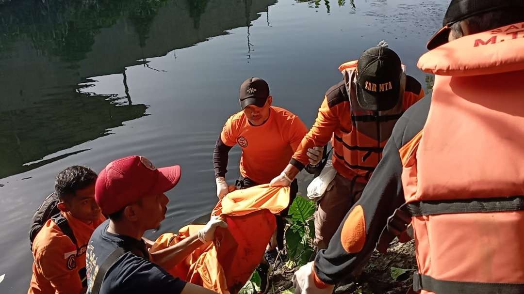 Proses evakuasi korban dari sungai. Korban berusia 7 tahun tersebut ditemukan setelah dua hari hanyut. (Foto: Dokumentasi BPBD)